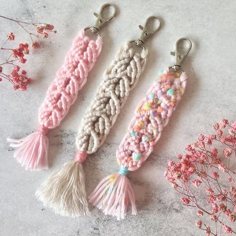 Mermaid Macrame, Mermaid Keychain, Diy Macrame Wall Hanging, Colorful Mermaid, Keychain Craft, Macrame Keychain, Macrame Patterns Tutorials, Modern Macrame, Macrame Ideas