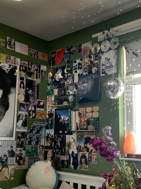 Mazzy Star Room, Shoegaze Poster, Music Dorm Room, Slowdive Poster, Mazzy Star Poster, Music Bedroom Aesthetic, The Smiths Aesthetic, Oasis Aesthetic, Shoegaze Aesthetic