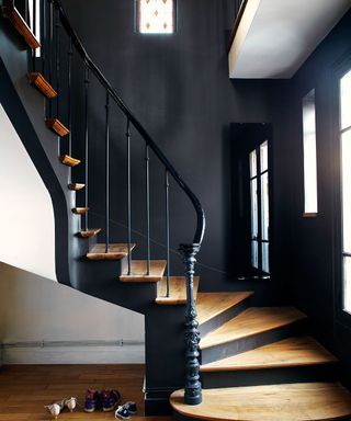 Modern Stairs Design Ideas, Modern Stairs Design, Wooden Staircase Railing, Black Staircase, Balustrade Design, Extension Plans, Painted Staircases, Treads And Risers, Staircase Makeover