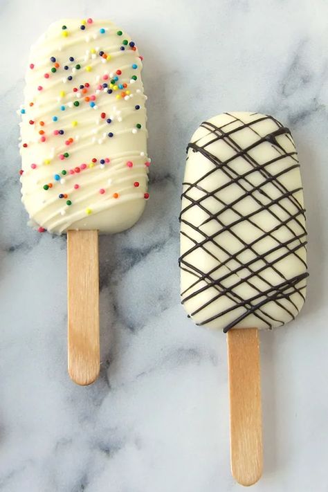 Cakesicles, popsicle shaped cake pops, are fun to make and decorate for any occasion. They are perfect for birthday parties. #cakesicles #cakesicle #cake #cakepops Popsicle Cake Pops, Shaped Cake Pops, Cake Pops Tutorial, Popsicle Cake, Popsicles Cake, Ice Cream Cake Pops, Lolly Cake, Cake Pop Tutorial, White Almond Bark