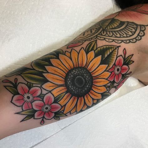 Gothic Tattoos, Sunflower Tattoo Sleeve, Sunflower Tattoo Shoulder, Traditional Tattoo Flowers, Traditional Tattoo Sleeve, Med Tech, Up Tattoo, Sunflower Tattoos, Bee Tattoo