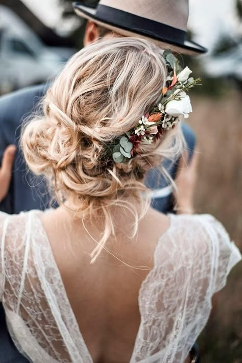 Mirror Flowers, Wedding Hairstyles For Medium Hair, Flowers In Her Hair, Bridal Makeup Wedding, Boho Wedding Hair, Braut Make-up, Wedding Hair Inspiration, Wedding Hair Flowers, Wedding Hair And Makeup