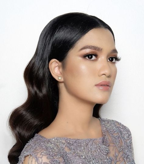 Sleek And Wavy Hairstyles, Slick Wedding Hair Down, Mid Length Event Hairstyles, Slick Back Middle Part Hair Down, Slick Back Waves Hair, Slick Front Hair Down Side Part, Middle Part Pinned Back Hair, Middle Parting Slick Back, Wavy Sleek Hair