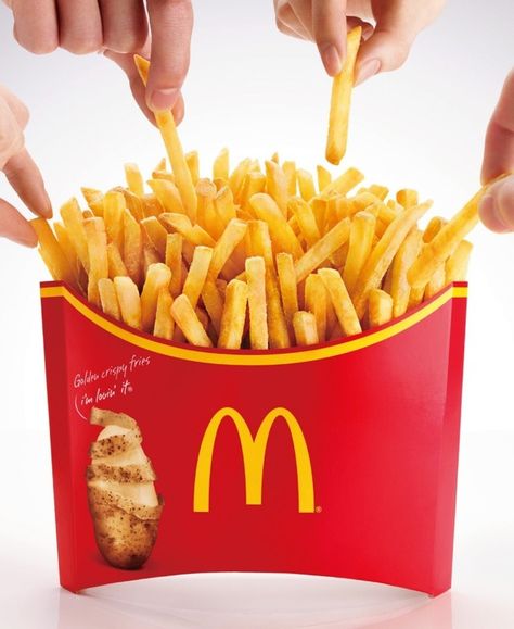 When Super sized isn't Super enough! In Japan, McDonalds Just Super-Sized the Crap Outta French Fries Mcdonalds Secret Menu, Mcdonald French Fries, Mcdonalds Fries, Free Mcdonalds, Chicken Honey, Mcdonalds Gift Card, French Fried Potatoes, Large Fries, Secret Menu Items