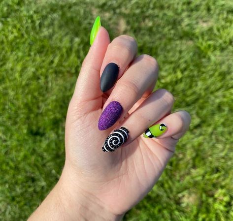 Bettle Juice Nail, Beetlejuice Nails Short, Beetlejuice Nail Designs, Beetlejuice Nail Art, Beetlejuice Nails, Brown Nail Art, Galaxy Nail Art, Pop Art Nails, Quick Nail