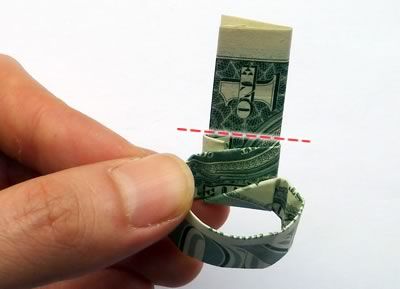 dollar bill ring step 9 Dollar Oragami, Fold A Dollar Bill, Money Origami Heart, Easy Money Origami, Money Origami Tutorial, Dollar Cake, Origami Ring, Money Ring, Origami Dollar