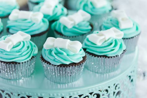 Cupcakes at a Tiffany's Party #tiffanys #party Tiffany Cupcakes, Tiffany Blue Party, Tiffany Birthday Party, Tiffany Baby Showers, Tiffany Birthday, Tiffany Bridal Shower, Tiffany Theme, Blue Frosting, Tiffany's Bridal