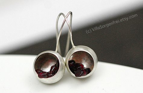 035 - Sterling Garnet Mandalas - This Week’s Theme: Earrings Jewelry designer Claudia Poepsel of Villa Sorgenfrei in Berlin, Germany, made these AWESOME half-orbed sterling silver and garnet earrings. How fun would these be … Pomegranate Wine, Red Stone Earrings, Pomegranate Earrings, Pyrope Garnet, Tsavorite Garnet, Garnet Jewelry, Silver Spoon, Garnet Earrings, January Birthstone