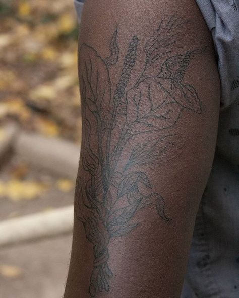 Minimalist Tattoo On Black Skin, Black Artist Tattoo, Plant Tattoos Black Women, Brown Skin Tattoo Women, Black Is Beautiful Tattoo, Tattoos Brown Skin, Fine Line Tattoo Black Skin, Fine Line Tattoo Dark Skin, Fine Line Tattoo Black Woman