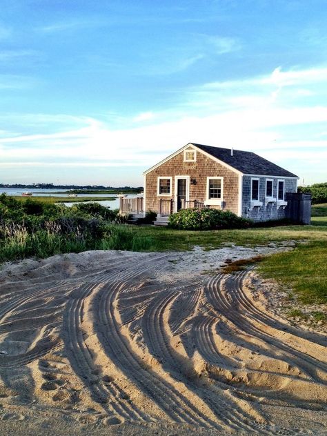 Nantucket Photos, Cosy Places, Nantucket Style Homes, Interior Design Blogs, Home Designing, Cottage Lake, Nantucket Island, Cottage By The Sea, Beyond The Sea