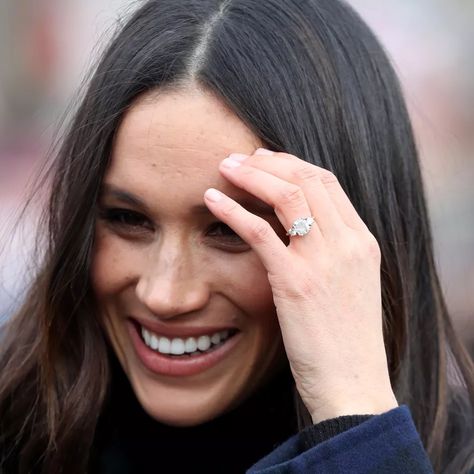 Meghan Markle Ring, Meghan Markle Engagement Ring, Meghan Markle Engagement, Royal Engagement Rings, Prince Harry Et Meghan, Engagement Celebration, 3 Stone Engagement Rings, Celebrity Engagement Rings, Round Engagement Rings