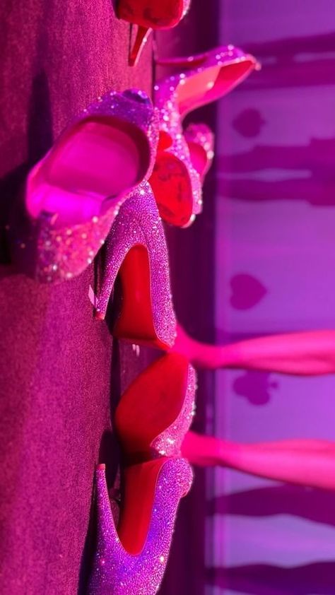 Crazy Horse Paris (@crazyhorseparis_official) • Fotos y videos de Instagram Cabaret Burlesque, Crazy Horse Paris, Crazy Horse, Cabaret, Mood Board, Hot Pink, Horses, Paris, Quick Saves