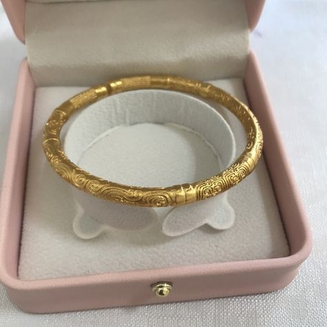 Solid Gold  24k antique carving craft open bracelet Solid Gold Bangle Bracelet, Vintage Gold Bangles, Simple Gold Kada Design For Women, Antique Gold Bangles Design, Kada Design, Plain Gold Bangles, Antique Gold Bracelet, Solid Gold Bangle, Delicate Gold Jewelry