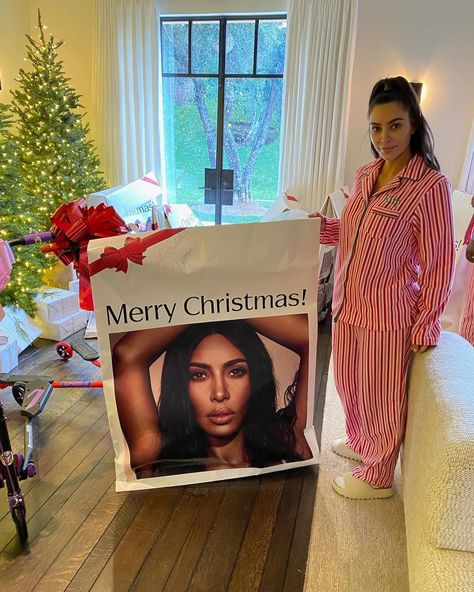 Kris Jenner on Instagram: “Thank you @aritzia for making our Christmas so magical and for making the Christmas bags for my entire family!!! We love you 🎄🎄” Kylie Cosmetics Store, Aesthetic Insta Pictures, Kardashian Christmas, Kim Kardashian And North, Kily Jenner, Kim Kardashian Family, Cute Christmas Pajamas, Kimberly Kardashian, Kim And Kylie