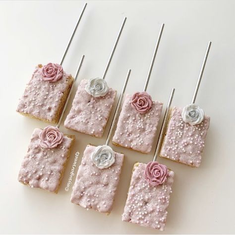 Flower Rice Krispie Treats, Baby In Bloom Rice Krispies, Boho Rice Krispie Treats, Chocolate Arrangements, Rice Krispies Pops, Office Treats, Dipped Treats, Shower Flowers, Dessert Treats