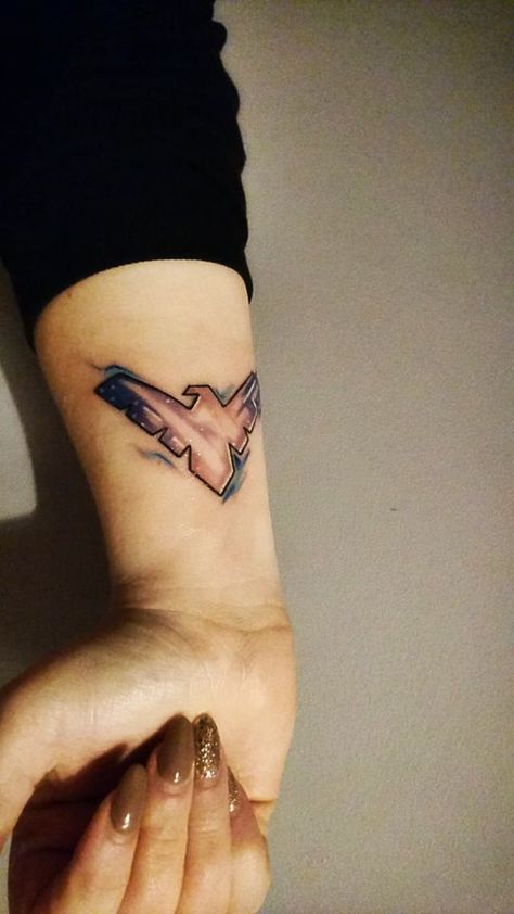 Nightwing Tattoo Night Wing Tattoo, Nightwing Tattoo Ideas, Nightwing Tattoo, Dc Tattoos, Robin Tattoo, Dc Tattoo, Night Wing, Zelda Tattoo, Comic Tattoo