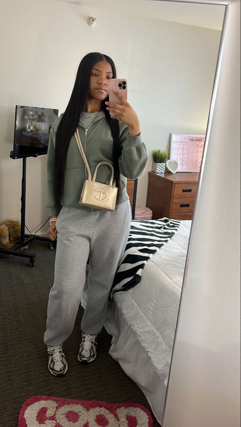 Shein Joggers Outfit, New Balance 1906r Outfit Black Women, Bodysuit And Sweatpants Outfit, New Balance 1906r Outfit, Hoodie And Leggings Outfit, Cute Chill Outfits, Sweatsuit Outfit, New Balance Outfit, Fly Outfit