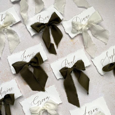 Name Cards Table Settings, Bows At Weddings, Diy Table Place Cards, Bow Name Cards, Bows Wedding Decor, Table Name Cards Wedding, Bow Place Cards, Christmas Name Place Cards, Name Card Ideas