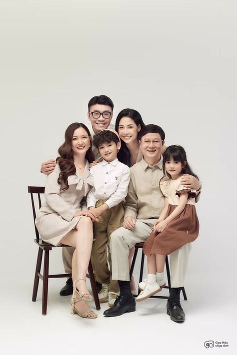 Family Photography Poses Studio, 6 Family Photo Shoot Ideas, Korean Family Photoshoot Studio, Asian Family Photography, Korean Family Photoshoot, Family Photo Studio Concept, Family Studio Shoot, Family Photoshoot Studio, Family Portrait Photography Poses