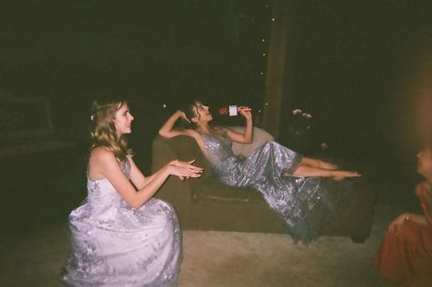 Aesthetic Prom Pictures Vintage, Prom Aesthetic Friends Party, Prom Disposable Camera, Prom Film Pictures, Prom Friends Aesthetic, Disposable Camera Prom, Prom On Film, Aesthetic Prom Photos, Prom Vibes Aesthetic