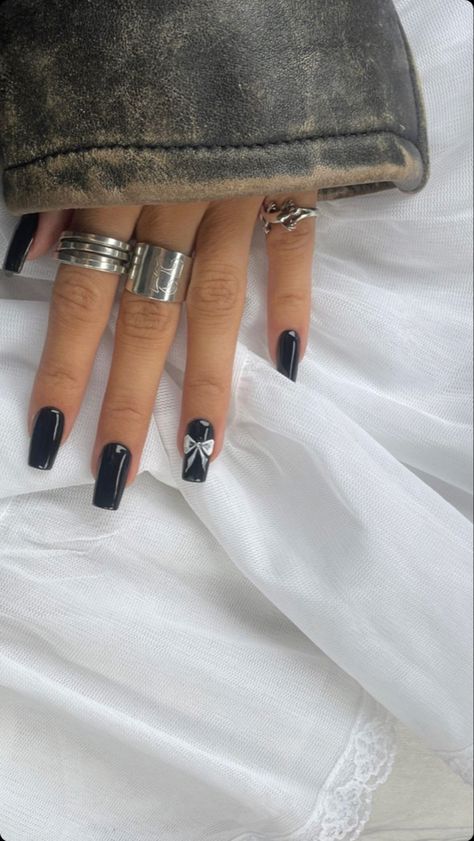 Acrylic Nails Dark Blue Design, Deftones Nails Aesthetic, Navy Blue Nail Art Designs, Navy Blue Nails With Design, Dark Blue Acrylic Nails Design, Navy Blue Nails Ideas, Dark Nails Ideas, Dark Blue Nails Ideas, Dark Blue Nails With Design