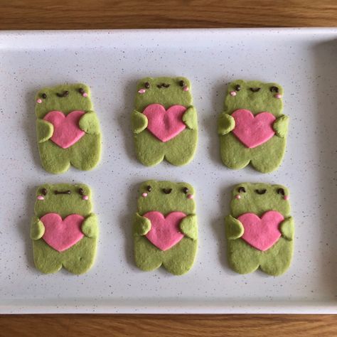 Cute Animal Cookies, Frog Cookies Recipe, Frog Cookies Decorated, Frog Dessert, Matcha Frog Cookies, Frog Baking Ideas, Frog Dessert Ideas, Cute Frog Cake With Mushrooms, Frog Food