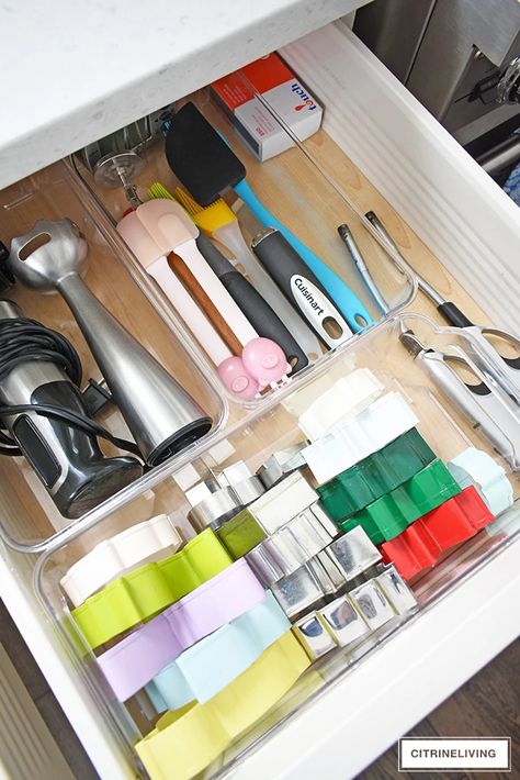 ORGANIZED KITCHEN DRAWERS: THE REVEAL - CITRINELIVING Organized Kitchen Drawers, Home Declutter, Clutter Free Kitchen, Organized Kitchen, Linen Closet Organization, Kitchen Drawer Organization, House Smell, Kitchen Drawers, Drawer Organizers