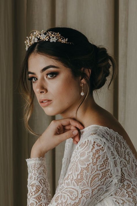 Goddess Hair Wedding, Tiara Hairstyles Wedding, Bridal Makeup Round Face, Bohemian Wedding Makeup, Bridal Hairstyles With Crown, Bridal Hair With Crown, Wedding Hair With Crown, Wedding Hair With Tiara, Tiara Hairstyle