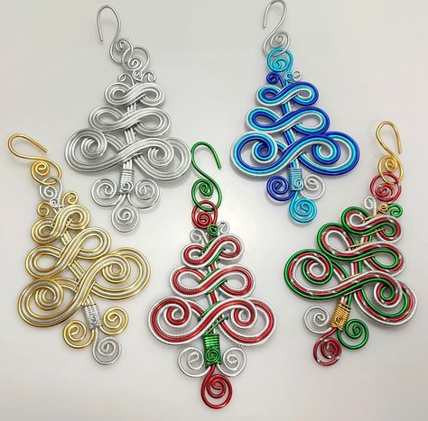 Wire Christmas Ornaments, Non Reactive, Wired Art, Christmas Jewelry Diy, Wire Ideas, Personalised Christmas Tree Decorations, Wire Ornaments, Christmas Snowflakes Ornaments, Wire Wrap Jewelry Designs