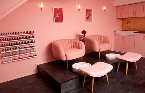 Nail Club - London- ellemag Pink Nail Salon, Colourful Interiors, Enchanting Places, Nail Room Ideas, Nail Salon Interior Design, Nail Salon Interior, Spa Interior Design, Nail Store, Shingle Colors