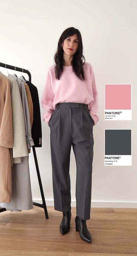 Via mademoiselle Jaime Gray Combination Color Clothes, Grey Colour Combination Outfits, Grey Color Combinations Outfits, Combination Outfit, Grey Pants Outfit, Smart Casual Office, Office Fits, Pink Chinos, Color Combinations For Clothes