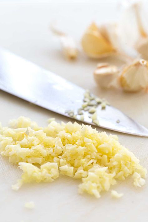 Learn how to mince garlic with this easy step-by-step guide. Understand the process of peeling cloves and breaking them down into a fine consistency. #mincegarlic #garlic #howtocook #cooking101 Minced Garlic How To, How To Mince Garlic, Garlic Meals, Mincing Garlic, Salmon In Foil Recipes, Pumpkin Alfredo, Lemon Garlic Butter Sauce, Food Tiktok, Salmon In Foil