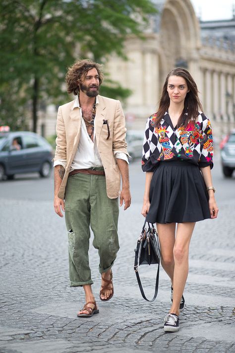 Bonjour, Couture: Style from the Rue - HarpersBAZAAR.com Style Classe, Man Sandals, Boho Men Style, Couples Fashion, Street Style 2016, Walking Down The Street, Mode Hippie, Paris Couture, Boho Men