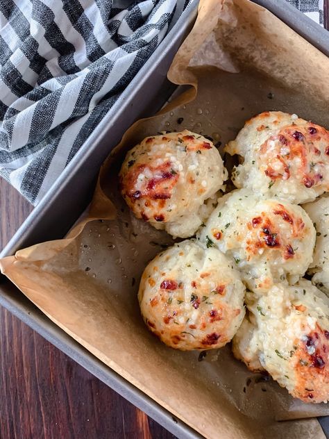 Parmesan Garlic Rolls (made with Greek Yogurt) - Fresh Fit Kitchen Greek Yogurt Dough, Healthy Garlic Bread, Greek Yogurt Bread, Yogurt Dough, Garlic Cheese Biscuits, Quick Rolls, Yogurt Bread, Homemade Greek Yogurt, Garlic Rolls