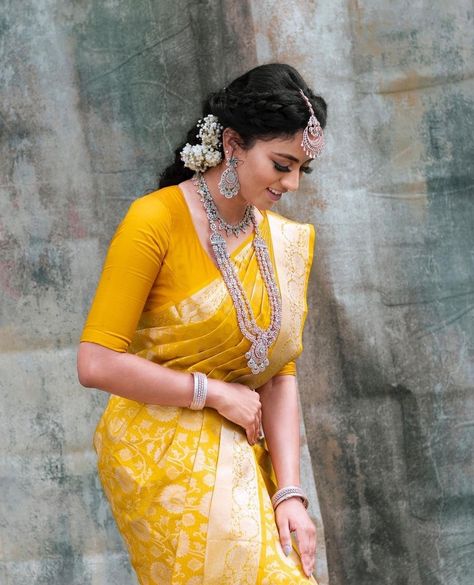 South Indian Wedding Saree Look Ideas Orange Bridal Saree South Indian, Tamil Wedding Saree, Banarasi Saree Look For Wedding, South Indian Bridal Look, Yellow Banarasi Saree, Saree Contrast Blouse, Indian Bridal Look, Tamil Saree, Saree Orange