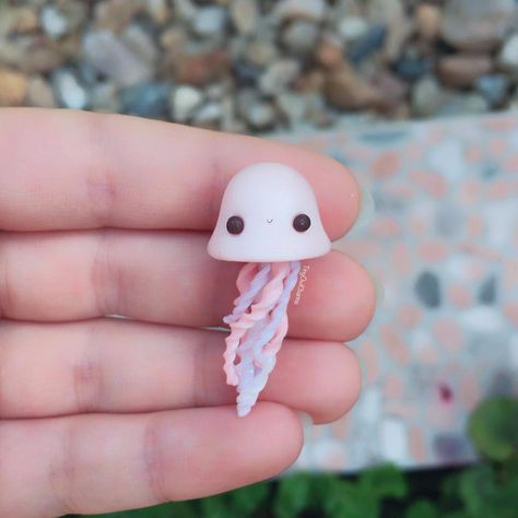 #kawaii #charms #polymer #clay #jellyfish Clay Jellyfish, Polymer Clay Kunst, Fimo Kawaii, Cute Jellyfish, Kawaii Charms, Polymer Clay Kawaii, Clay Keychain, Clay Things, Polymer Clay Animals