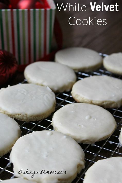 White Velvet Cookies are a delicious cookie. Moist and soft, these cookies while the perfect addition to your Christmas cookie tray. Velvet Cookies Recipe, Christmas Cookie Tray, Velvet Cookies, Cream Cheese Cookies, Cookie Swap, Cookie Tray, Egg Yolks, Köstliche Desserts, White Velvet