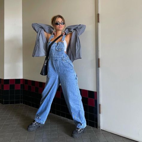 Denim Dungaree Dress Outfit, Dungarees Outfit Aesthetic, Denim Dungarees Outfit, Overalls Outfit Aesthetic, Dungarees Dress, Dungaree Outfit, Denim Dungaree Dress, Overalls Fashion, Overalls Outfit