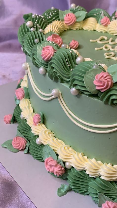 Old Fashion Cake Design, Old Fashioned Cake Decorating, Ugly Cake, Minimalist Cakes, Ugly Cakes, Pastry Design, Fashion Cake, Birthday Cake With Flowers, 30 Birthday