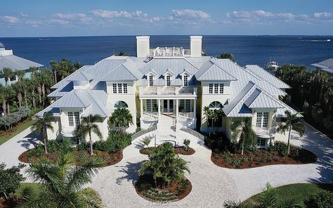 Harmon - Beach Estate driveway | bởi The Sater Group, Inc. Beach House Driveway, Beach Mansion Floor Plan, Beach Mansion Exterior, Beach House Mansion, Estate Driveway, Large Beach House, Beach House Luxury, Houses Photography, Coastal Home Exterior