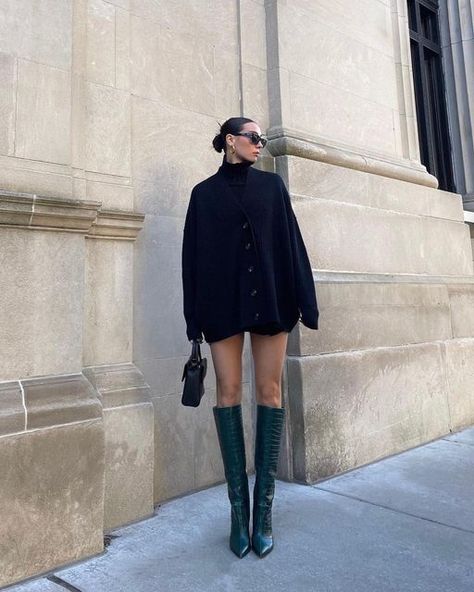 Style Tall Black Boots, Tall Black Heeled Boots Outfit, Black Oversized Cardigan Outfit, Tall Black Boot Outfit, Styling Knee High Boots Outfit Ideas, Styling Cardigans Ideas, Cardigan Layering Outfit, Style For Tall Women, Oversized Cardigan Outfits