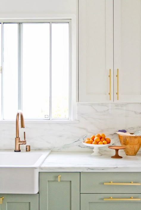 White kitchen with marble backsplash and gold details and accents Dapur Ikea, Farrow And Ball Kitchen, White Marble Kitchen, Kitchen Ikea, Kabinet Dapur, Herringbone Backsplash, Kitchen Colour Schemes, Classic Kitchen, Farrow And Ball