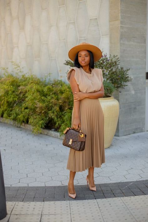 All things Neutral | www.prissysavvy.com | Bloglovin’ Monochromatic Outfit Beige, Tonal Outfits, Earth Tone Clothes, Neutral Tone Outfits, Ootd Chic, Black Women Dress, Color Outfits, Monochromatic Outfit, Outfit Top