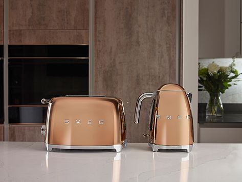 Smeg Kettle And Toaster, Smeg Collection, Gold Kitchen Appliances, Rose Gold Kitchen Appliances, Gold Kettle, Smeg Kettle, Kettle Toaster, Glass Backsplash Kitchen, Smeg Kitchen