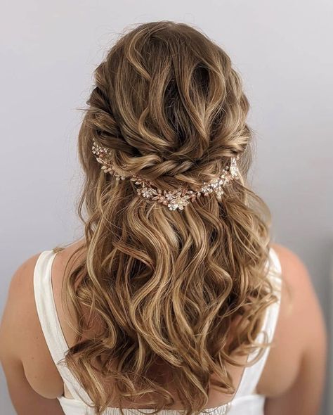 Beautiful Beach Wedding Hairstyles That Are Perfect for a Coastal Celebration Beach Wedding Hairstyles, Loose Side Braids, Romantic Braid, Half Braid, Low Chignon, Hair Romance, Barrel Curls, Braided Half Up, Beach Wedding Hair