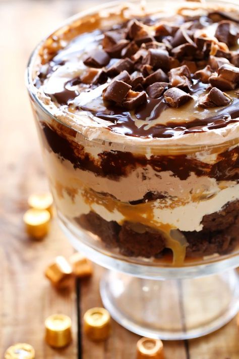 Rolo Brownies, Brownie Trifle Recipe, Brownies Caramel, Trifle Bowl Recipes, Trifle Dessert Recipes, Caramel Mousse, Brownie Trifle, Caramel Treats, Mousse Chocolate