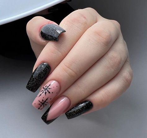 Black Nail Designs Christmas, Black Christmas Nails Acrylic, Black Winter Nails Designs, Black Xmas Nails, Goth Winter Nails, Nail Tips For Beginners, Dark Christmas Nails, Silvester Nails, Acrylic Nails For Beginners