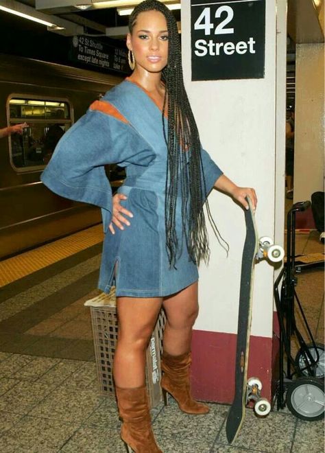 I miss the old Alicia Keys when she rocked braids. Alicia Keys Outfits, Keys Outfits, Alicia Keys Braids, Celeb Pictures, Summer Braids, Alicia Keys, Dope Hairstyles, African Braids, Hair Crush