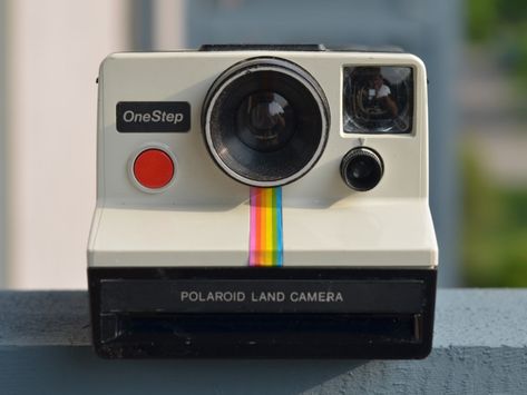 Polaroid Rainbow White OneStep Camera Review Polaroid Original, Polaroid Land Camera, Instant Photo Camera, Camera Polaroid, Polaroid One Step, Dslr Photography Tips, Wireless Home Security Systems, Instant Film Camera, Wireless Home Security