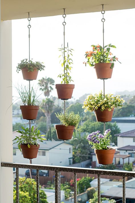 30+ Creative Ways to Plant a Vertical Garden - How To Make a Vertical Garden Modern Garden Landscaping, Modern Garden Lighting, Funny Vine, Balkon Decor, Apartment Balcony Garden, Diy Garden Patio, Garden Patio Decor, Small Balcony Garden, Kitchen Plants